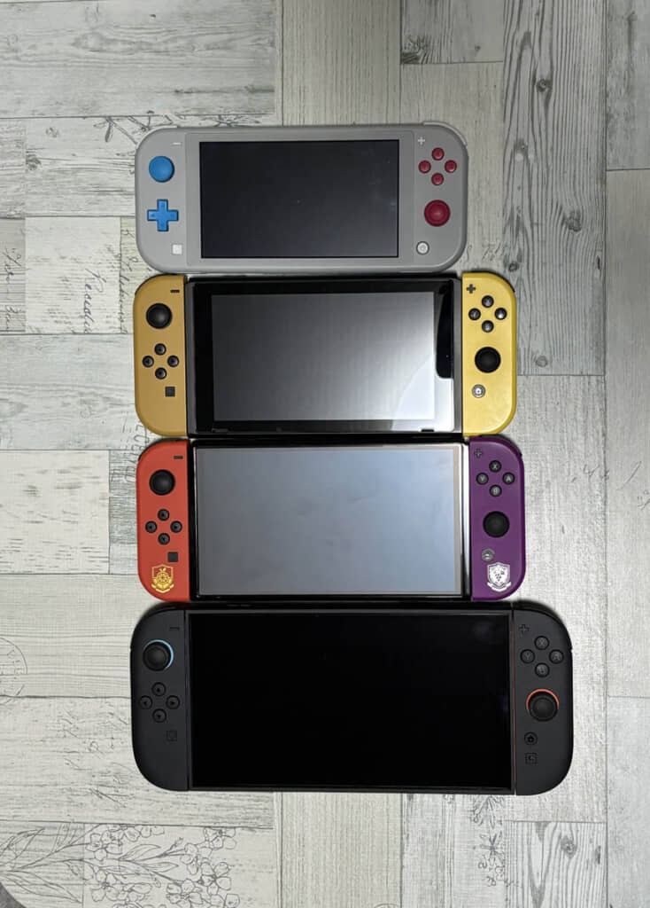 遠近法も手伝ってSwitch2が大きく見えたのでは？　と思いきや、俯瞰（ふかん）で撮ってもやっぱりでかい。Switch2以外どれも限定版なのもすごい