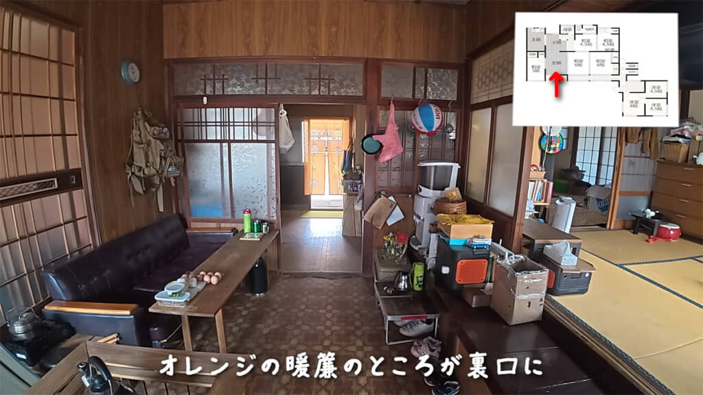 玄関から入ってすぐは土間になっています