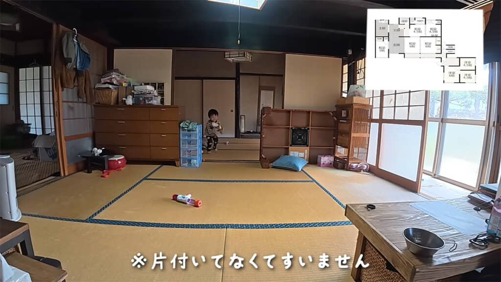 よく見ると柱が傾いています