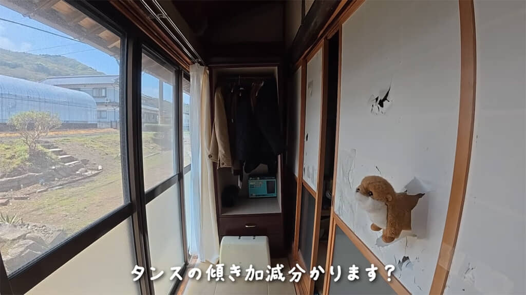 廊下もなかなか傾いているようです