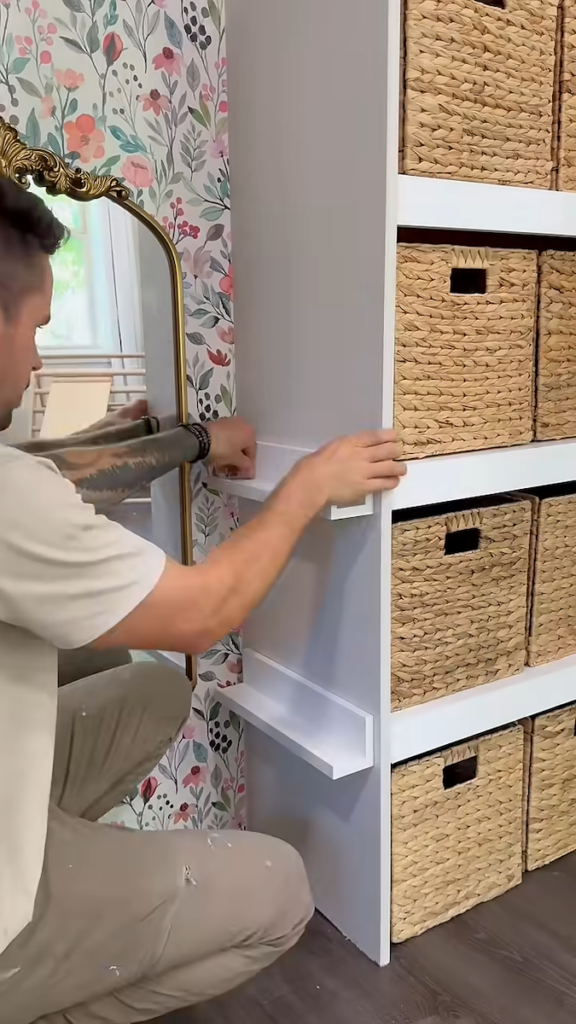 花柄の壁紙やゴージャスな鏡、ミニ棚をプラス