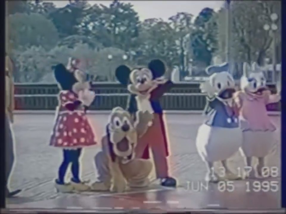 みんなが手を振ってくれています