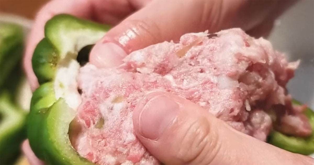 妻「まだピーマンに肉詰めてるの？」→食卓に並んだ“まさかの一品”に夫びっくり　「天才だろww」「夢があるよなぁ」（1/3） | グルメ ねとらぼ