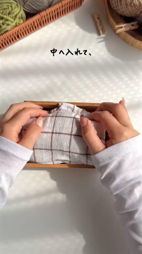 折りたたんだ服を箱に入れます
