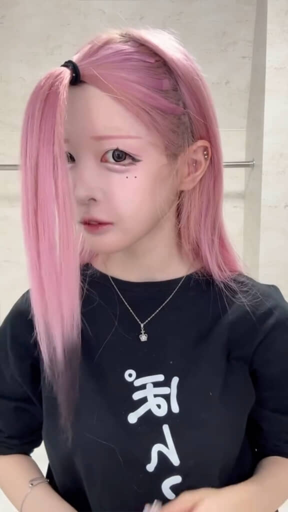 両サイドの髪の毛で“ちょうちんアンコウ風”にまとめる