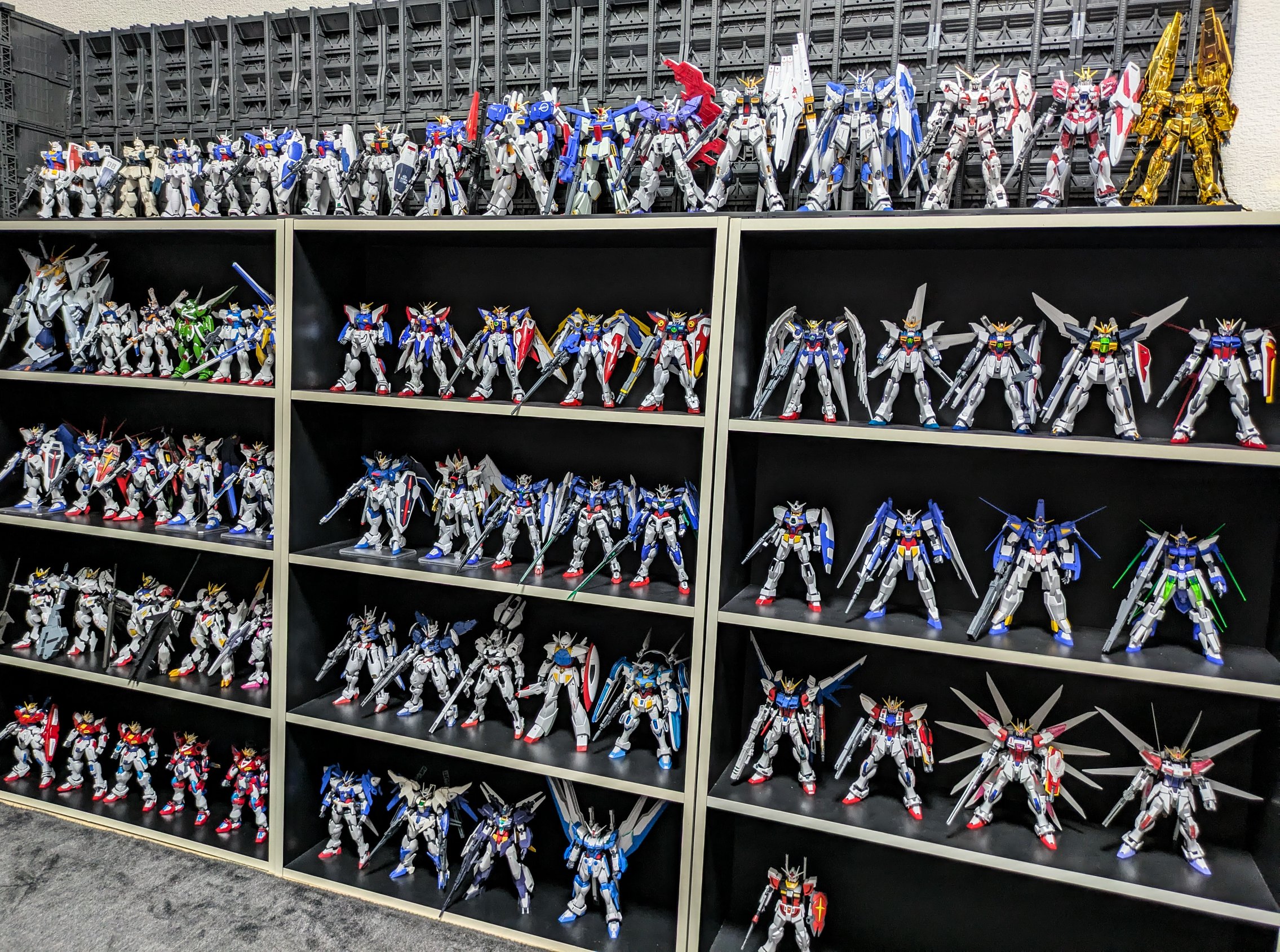 ガンプラ棚を「新調しました！」→“LED付ガンプラ棚”に歴代の主人公機