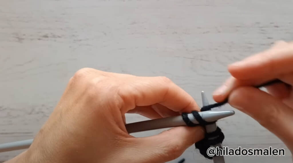 右手で糸を右針にかけています（画像はYouTubeチャンネル「Hilados Malen - Vicky」より引用）