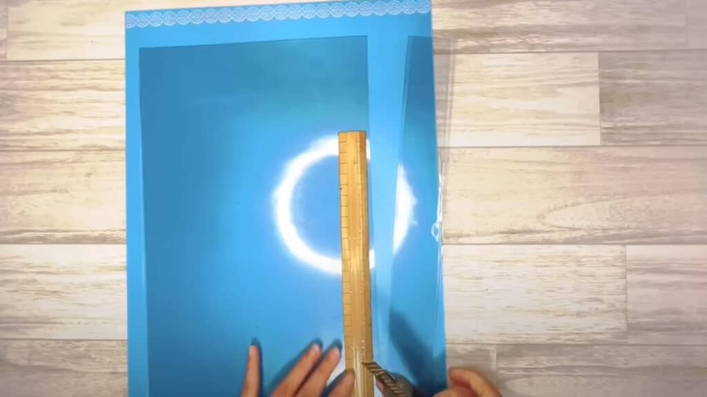 底から22センチくらいの所をカットします