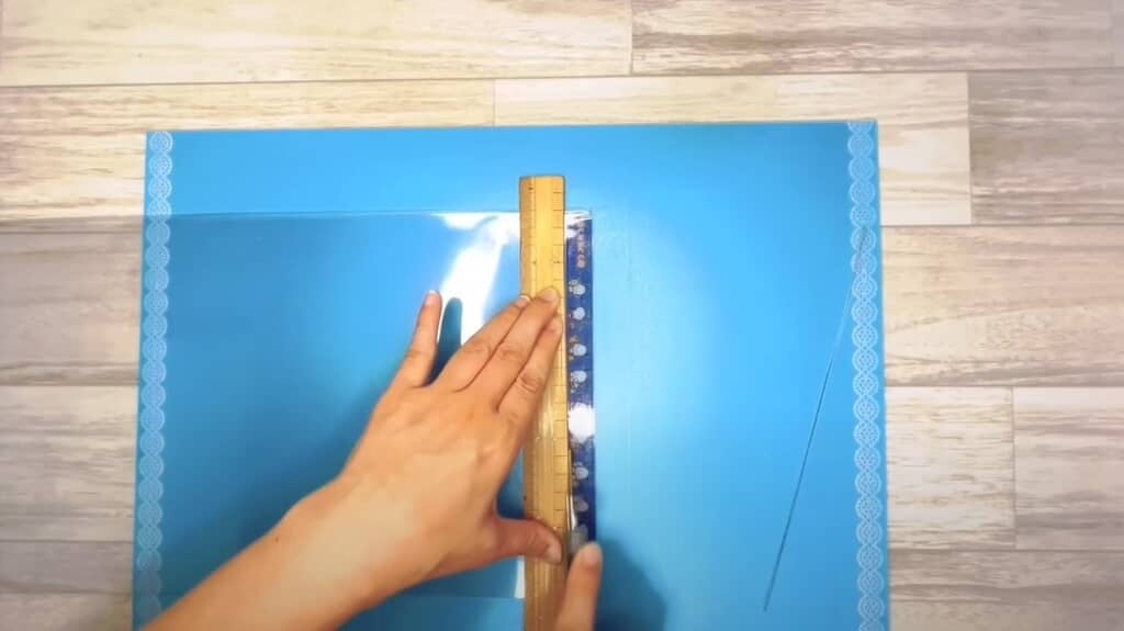 両面テープに合わせてカットします