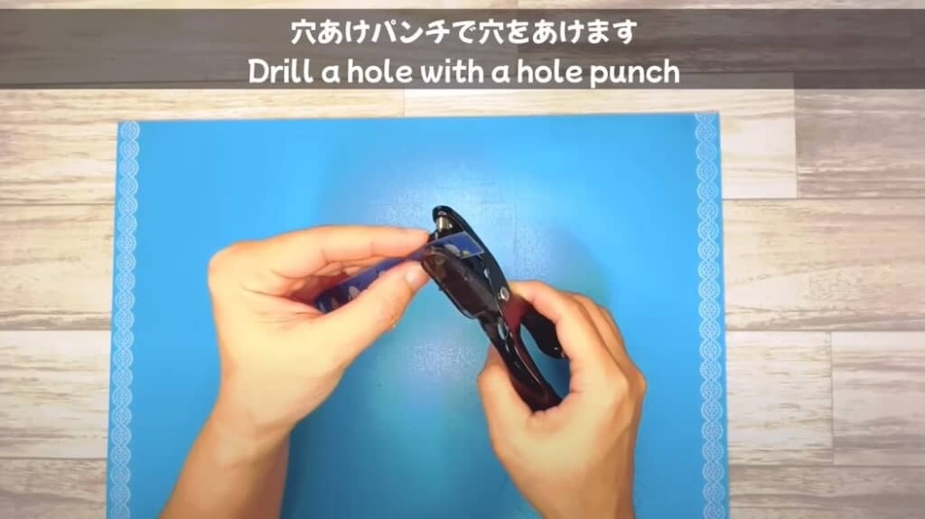 穴あけパンチで穴を開けます