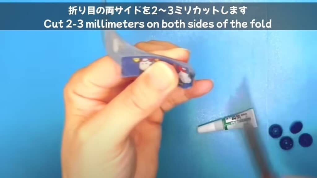 折り目の両サイドを2～3ミリカットします