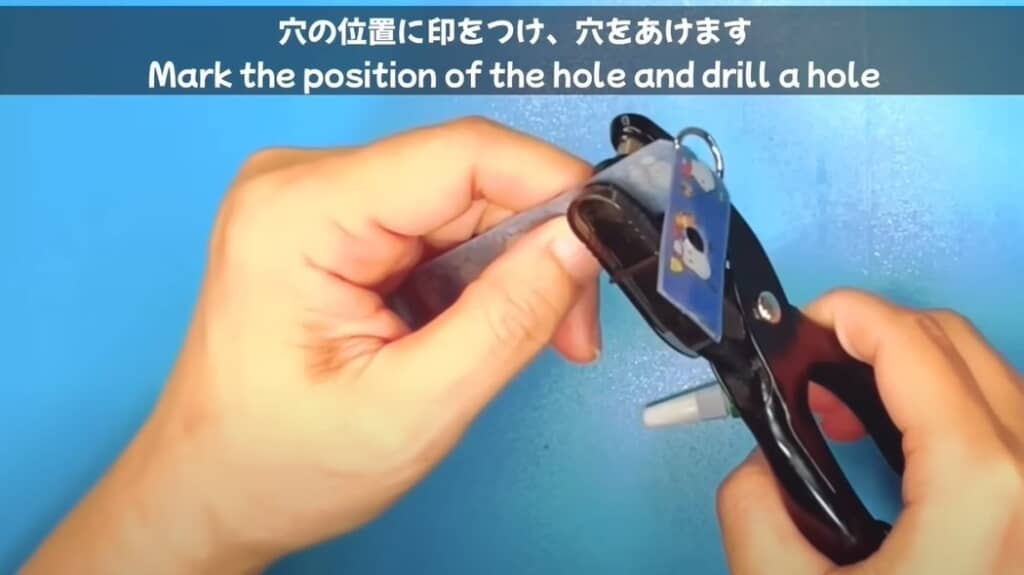 穴の位置に印を付け、穴を開けます