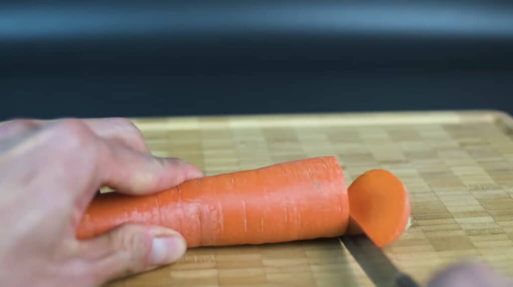 食材として売られているニンジン
