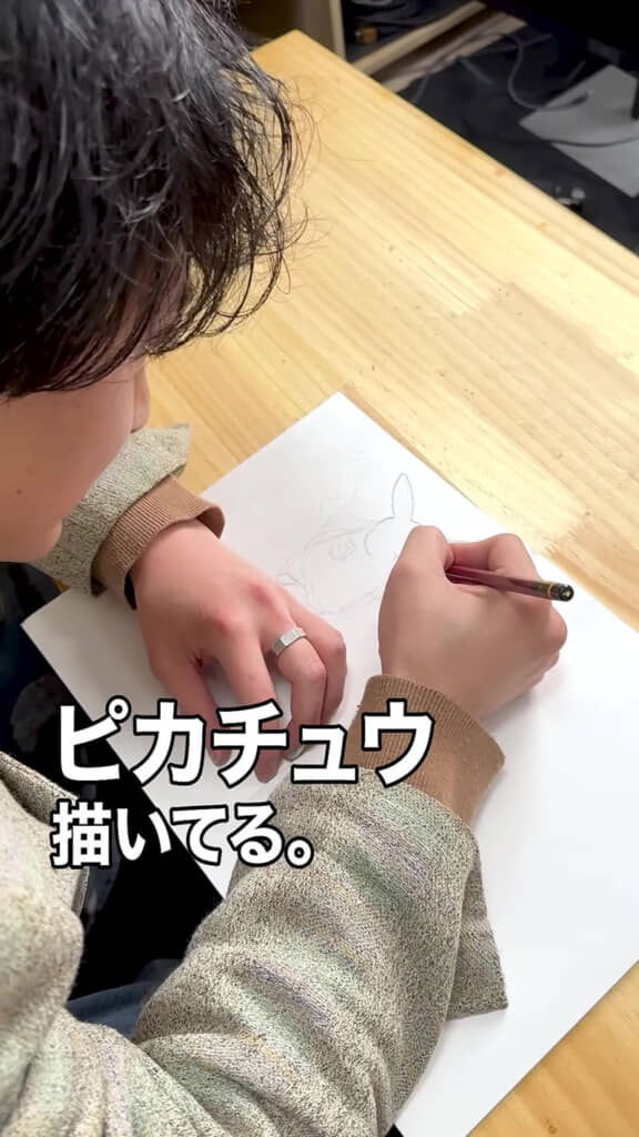 ピカチュウを描いてるはやしくん
