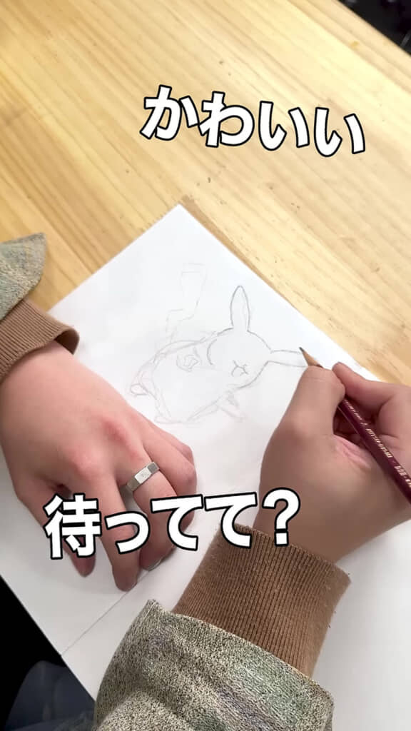 藝大生がピカチュウを描いているところ