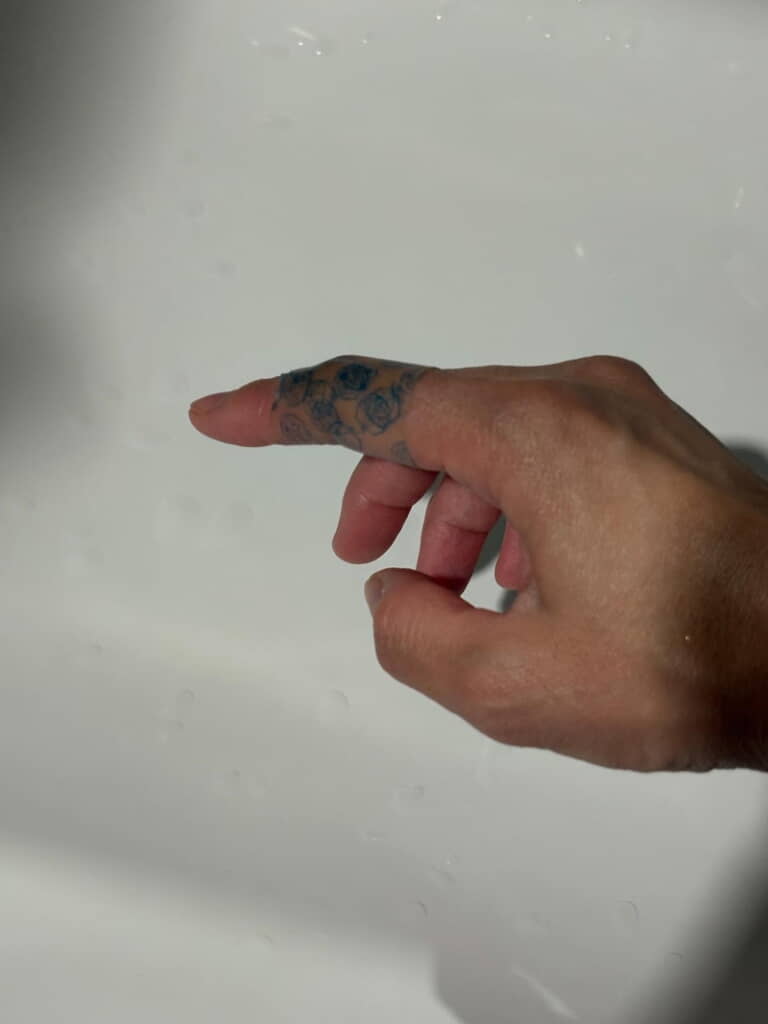 指先にタトゥー……？