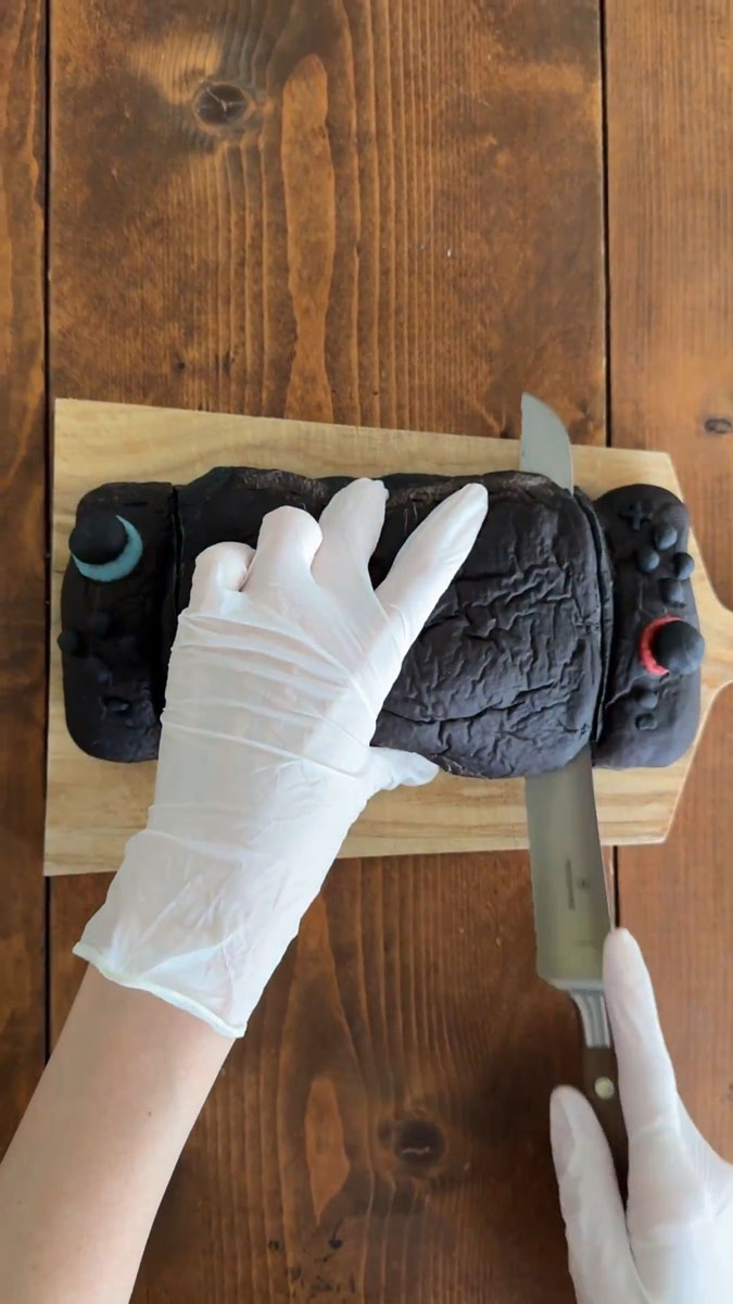 「Switch2」をフカフカのパンで再現→切ったら……「予想外の物が出てきたw」　まさかの中身に「天才か…？」（1/2） | グルメ ねとらぼ