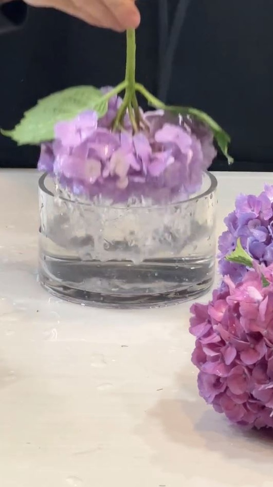 紫陽花をシンプルな花瓶に生けたら……？