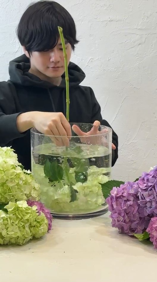 花を水に浸けて水分を補う様子