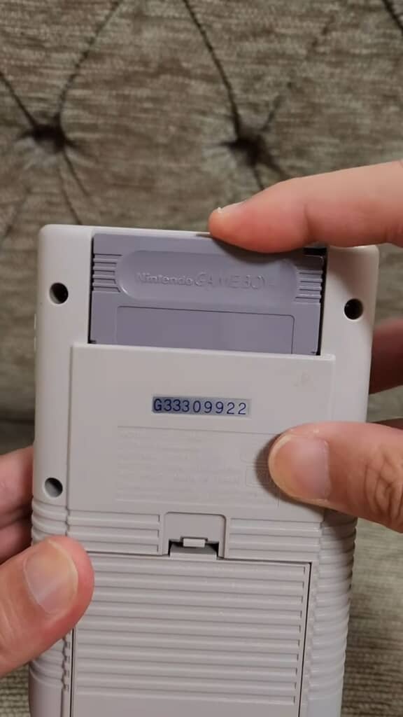 中身のわからないソフトを初代ゲームボーイに差し込む様子