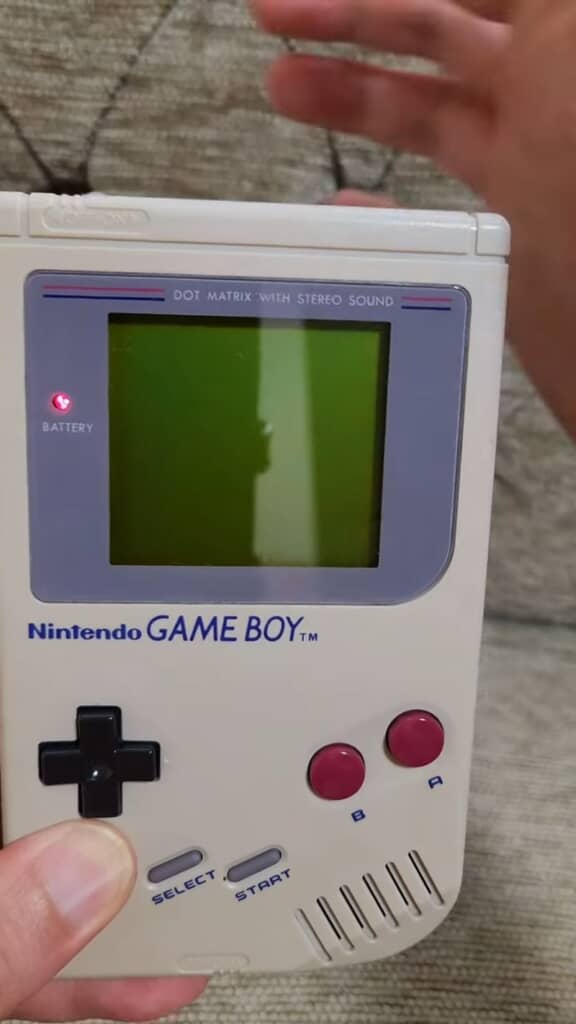 初代ゲームボーイの電源を入れる様子