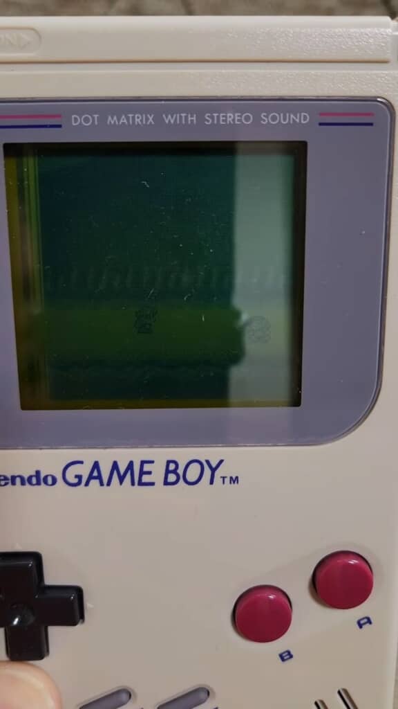 ゲームボーイに表示された誰かが倒れてる人を発見するシーン