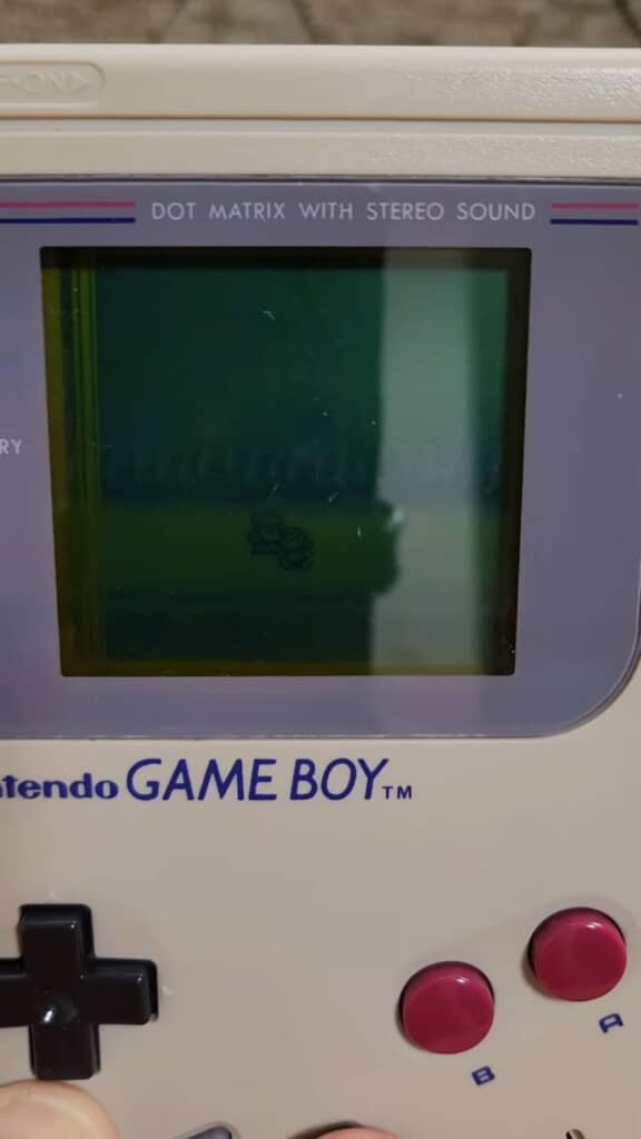 ゲームボーイに表示された倒れている人を助けるシーン