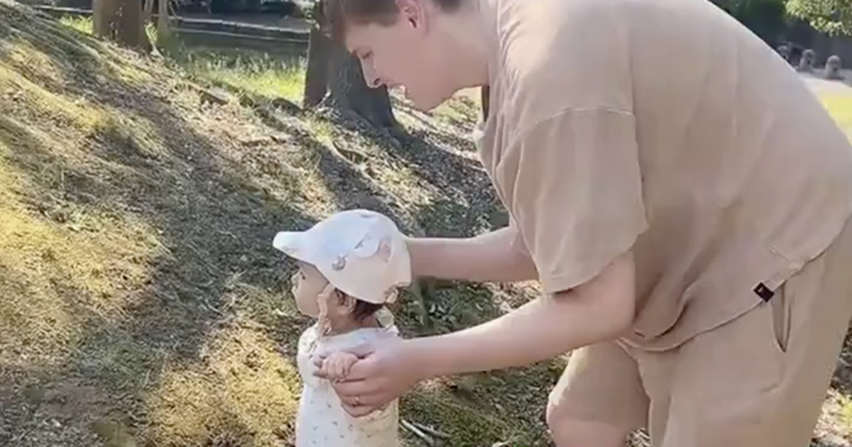 1歳娘の“初めての一歩”に挑戦したら……　英国人パパの“リアクション”が110万再生　「泣きながら笑ってしまったw」「尊い」（1/2） | 育児 ねとらぼ