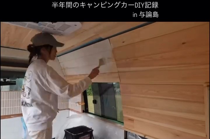 壁はペンキで白に