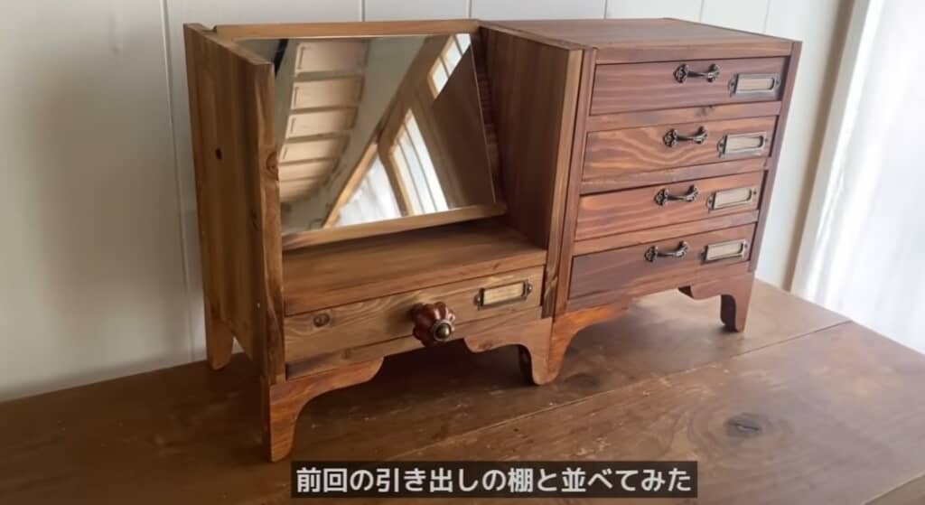 以前作った引き出しの棚と並べています