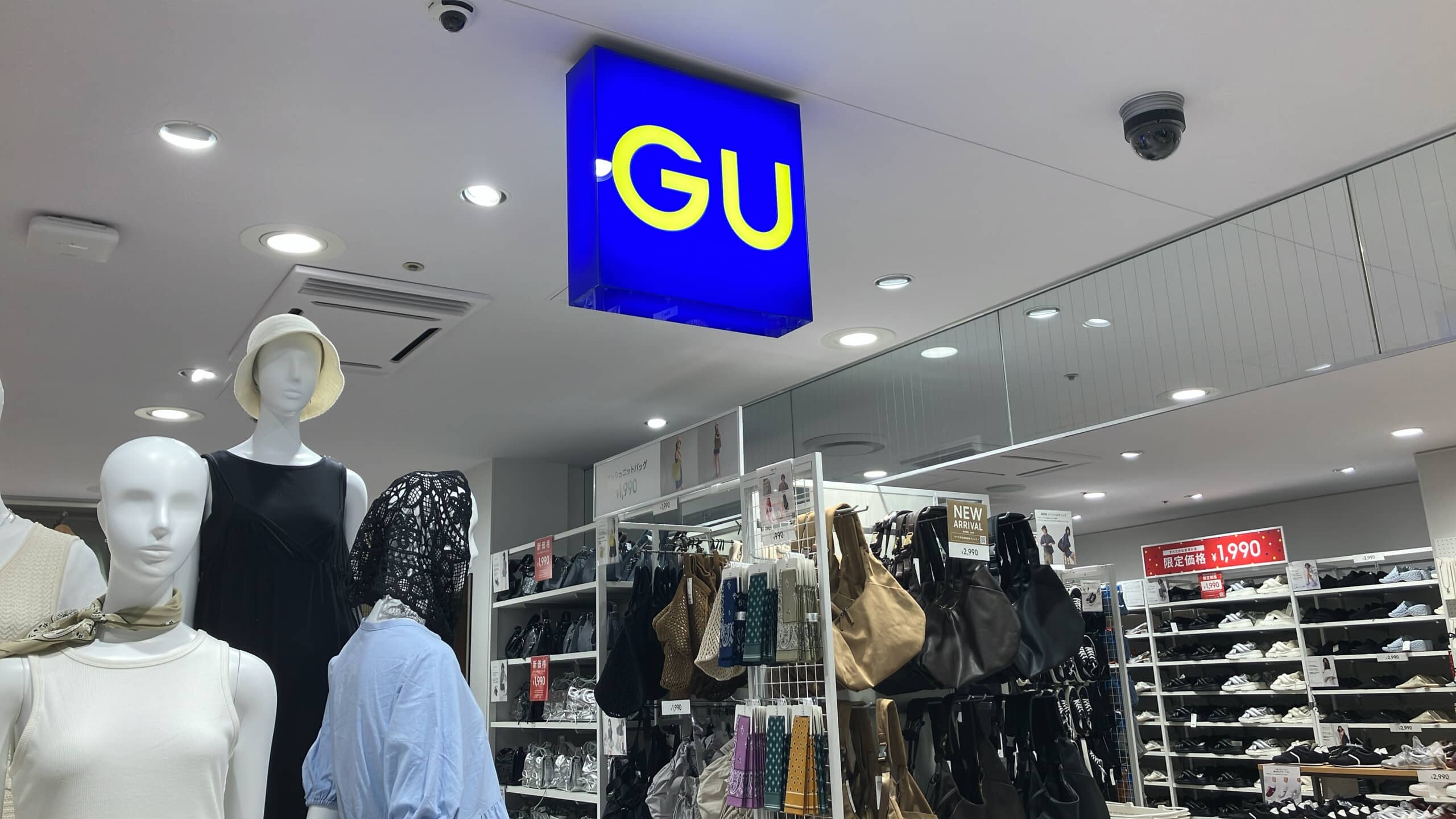 カバンを下ろさずに肩紐調整ができるの感激」 GUのセール中“1490