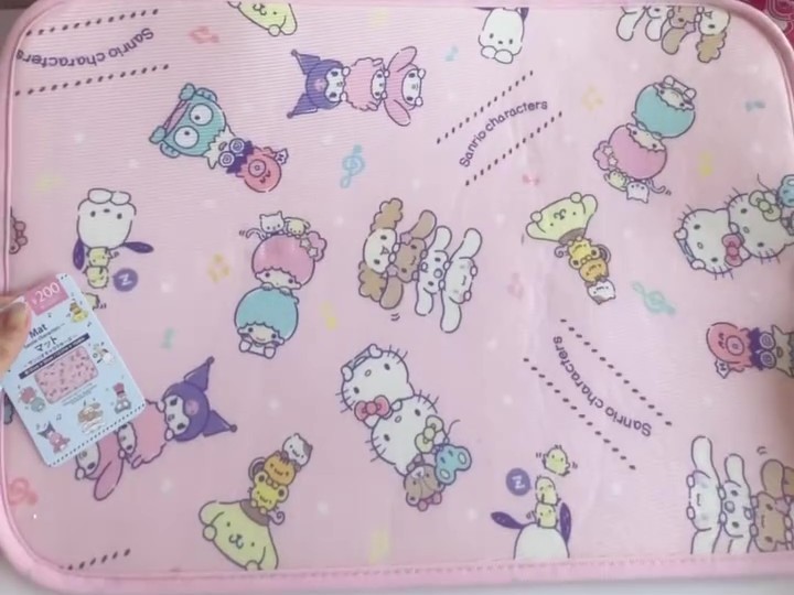 ダイソーで200円の“サンリオマット”→くるっと巻いて縫うだけで……　夏ぴったりのアイテムに「うえー！すごい！」「作ってみます」（1/2） | ライフスタイル ねとらぼ