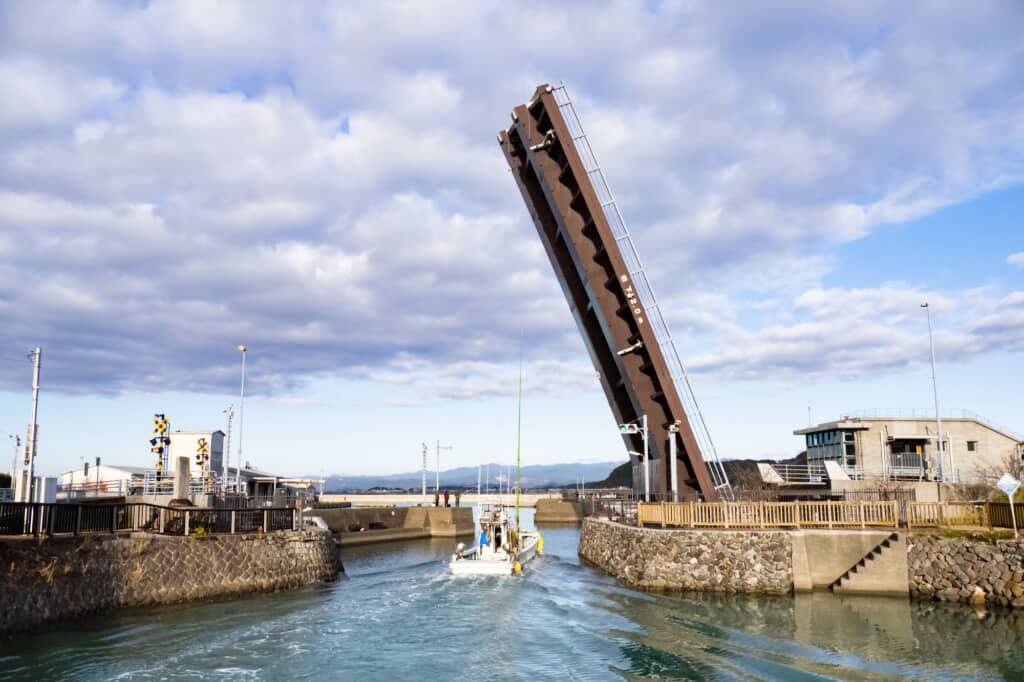 手結港可動橋が上がっている様子