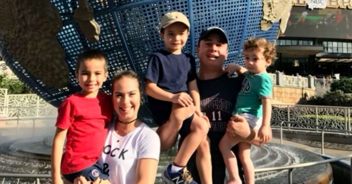 両親に抱っこされる3兄弟→9年後……　同じ場所とポーズで撮影した“現在の姿”に「ママ若返ってない!?」「息子イケメン」【海外】 | ライフスタイル ねとらぼ