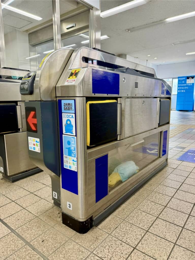 自動改札機の中にイコちゃんが入っている様子