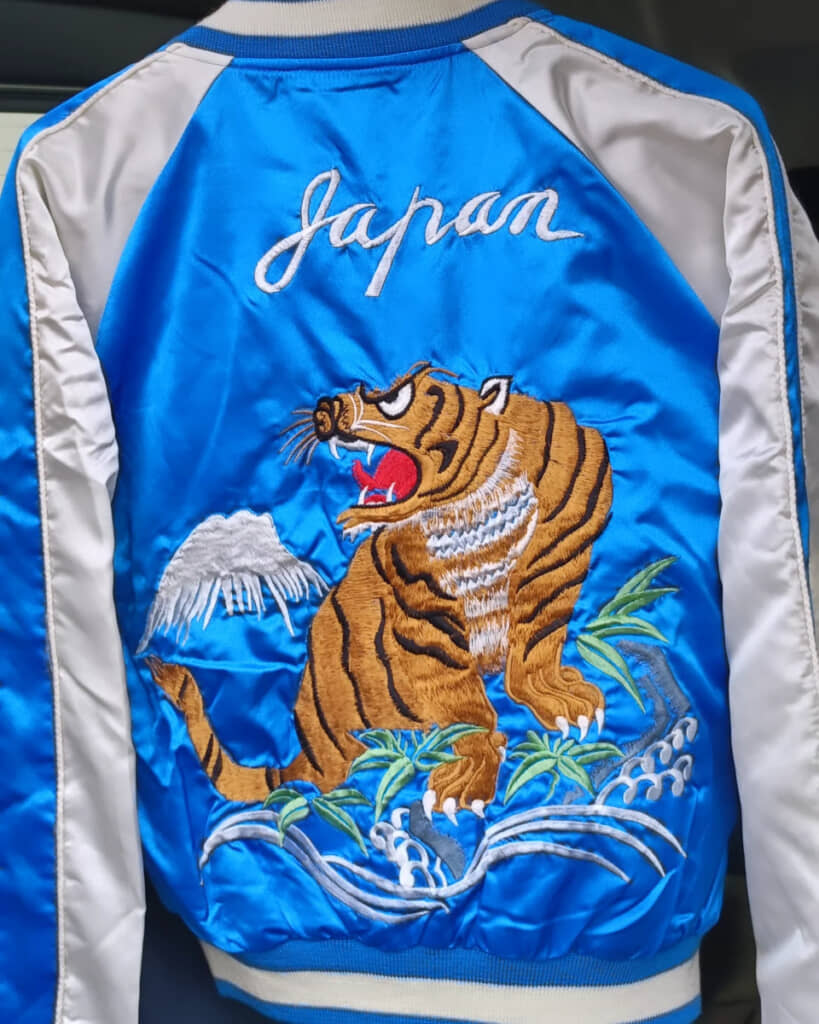 背中側には大きな虎の刺しゅう