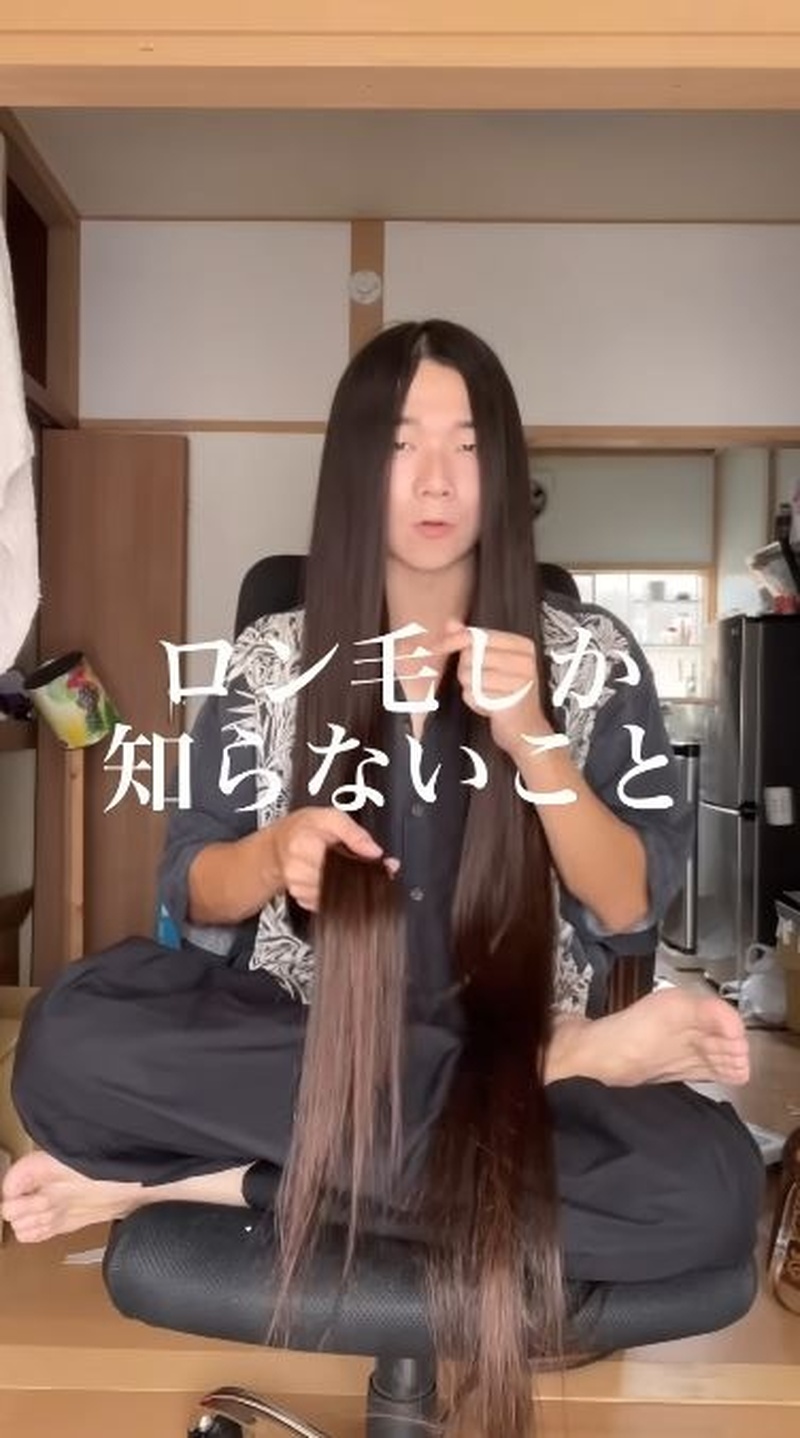 超ロン毛の男性