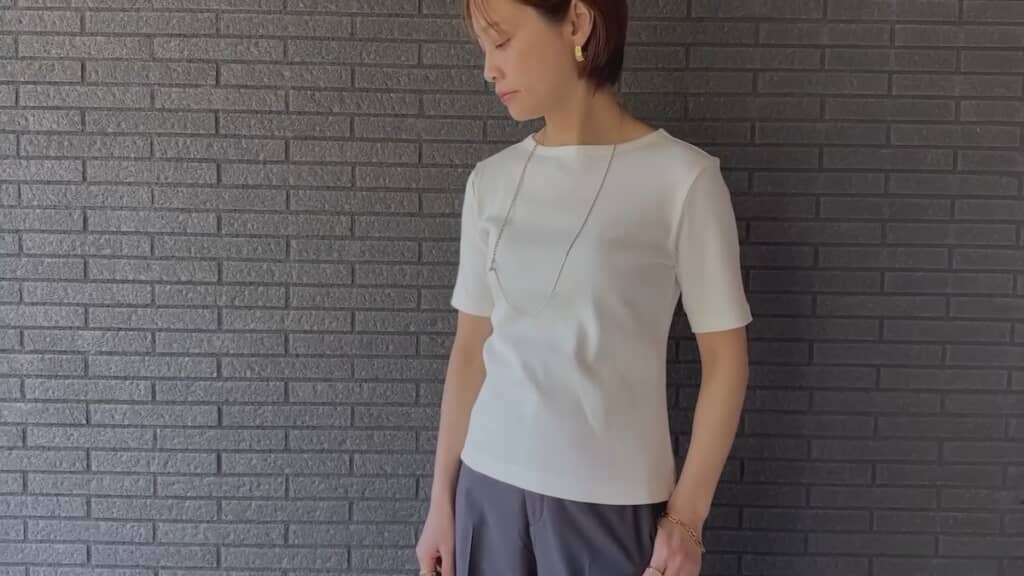 横に広く開いたボートネックデザインがイチオシポイント