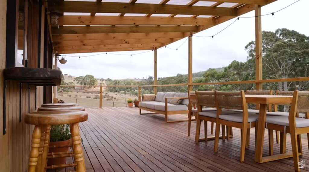 広いテラスで家族の時間