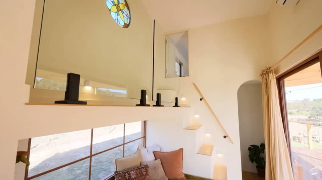 階段を上がると子ども部屋への扉