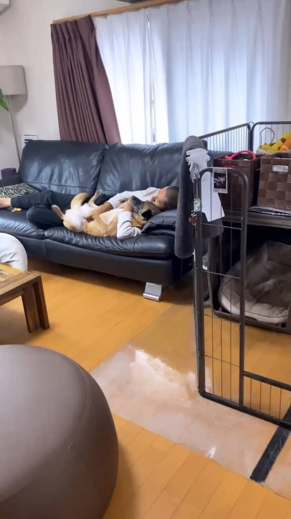 ソファーには彼氏と“浮気相手”が！