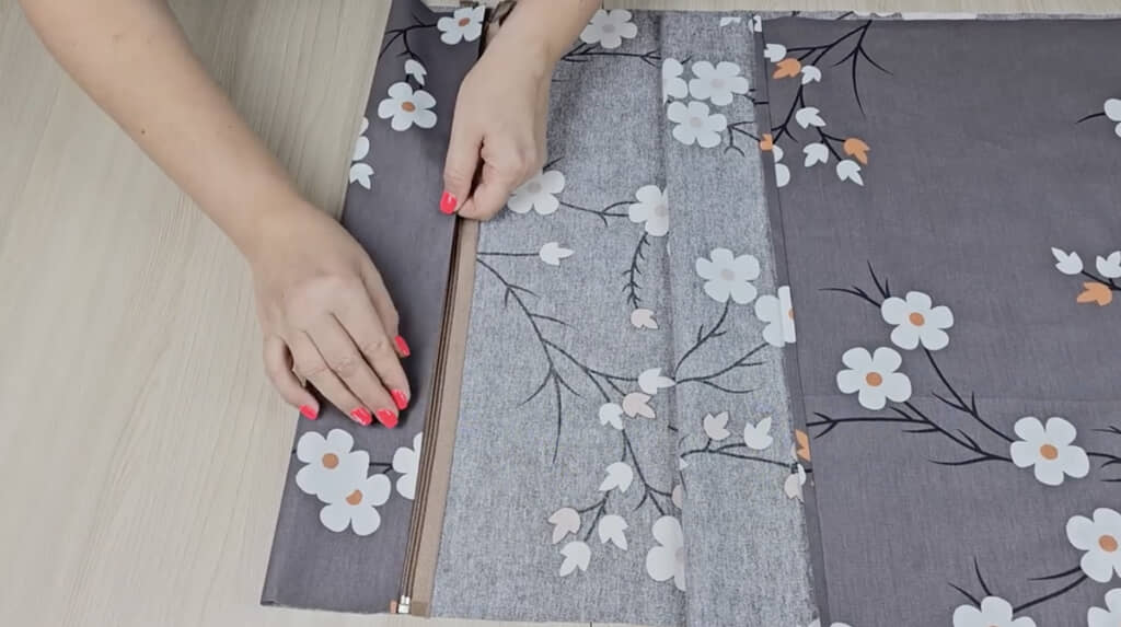 まずはファスナーを付けて筒状に