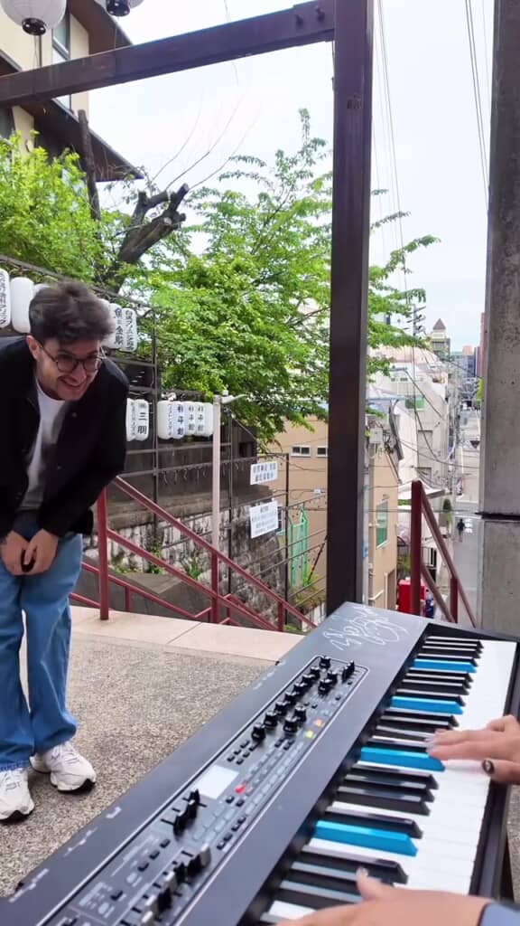 ピアノ演奏した森谷さんにお礼を言うFilippo Berettaさん