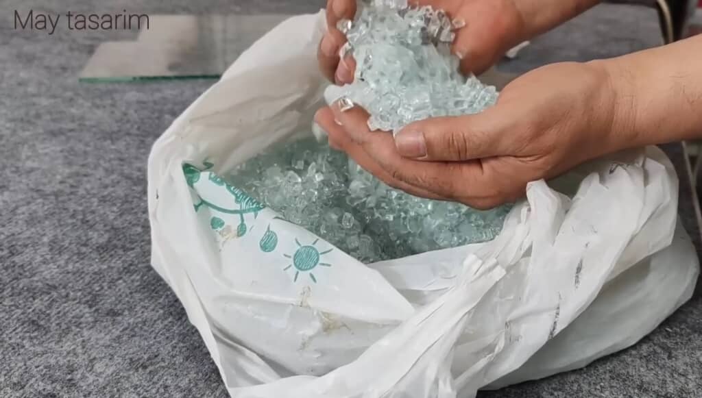 膨大なガラス片が主な材料