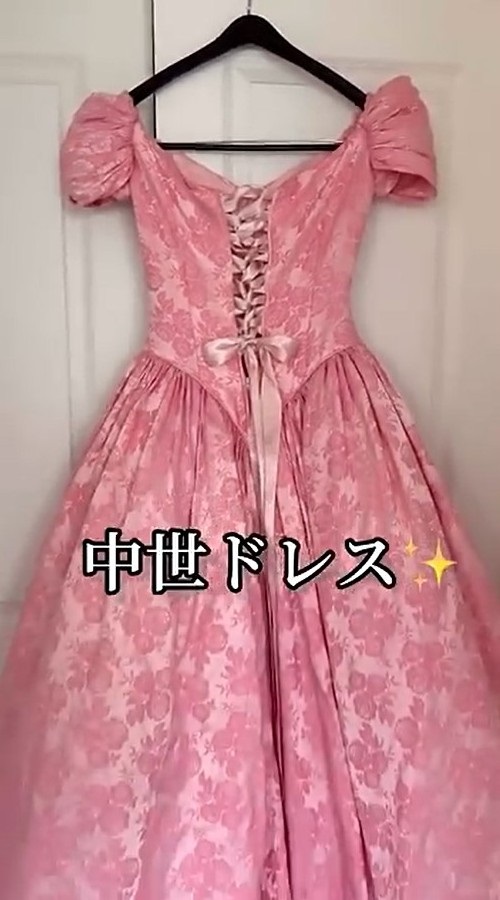 中世風のドレスになりました