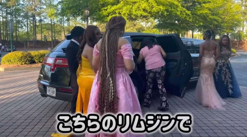 リムジンで会場に向かいます