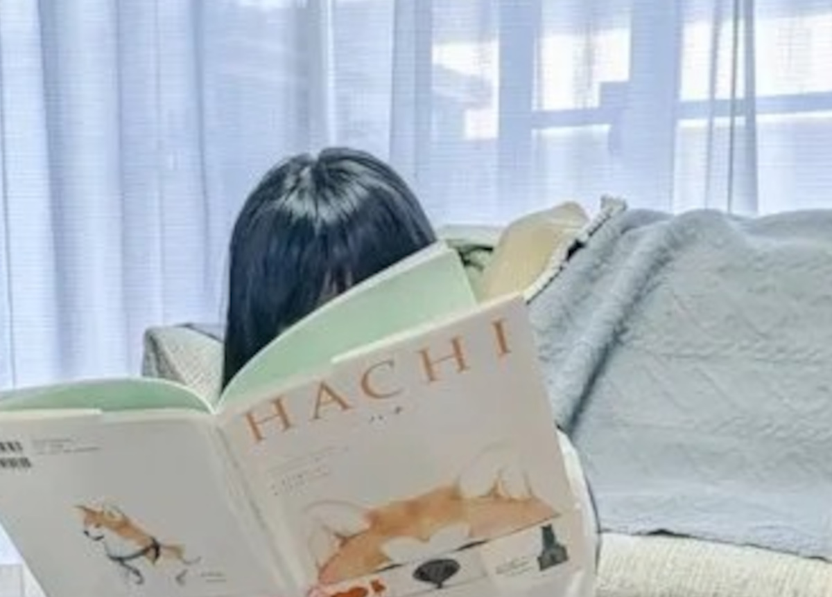 「え、本物？」「一瞬合成かと」　リビングで絵本を読む娘→ママが写真を撮ると……　“信じられない光景”が話題に　「AIでもコラ画像でもありません」（1/2） | 犬 ねとらぼ