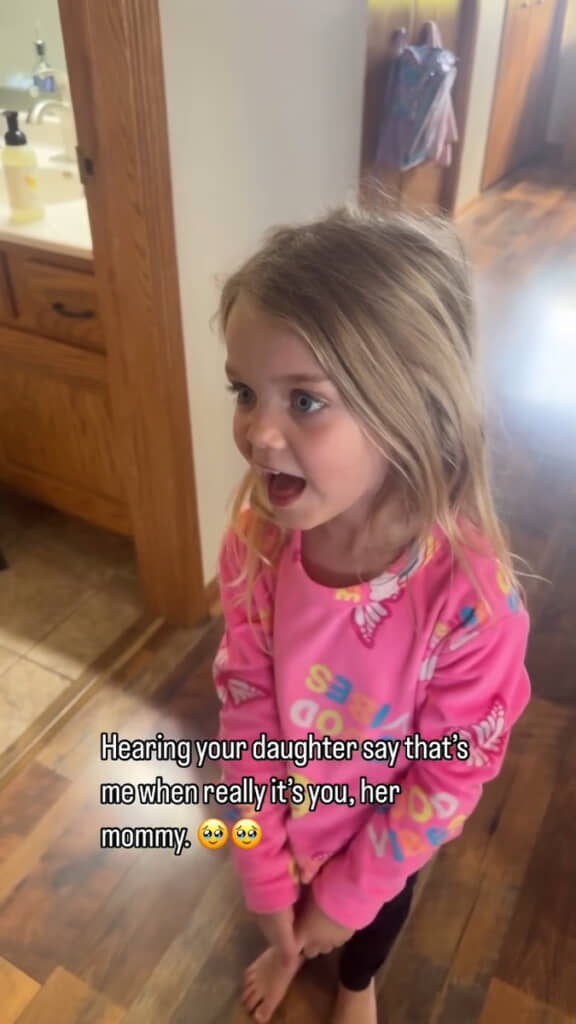 ママが見せる写真に興味しんしん