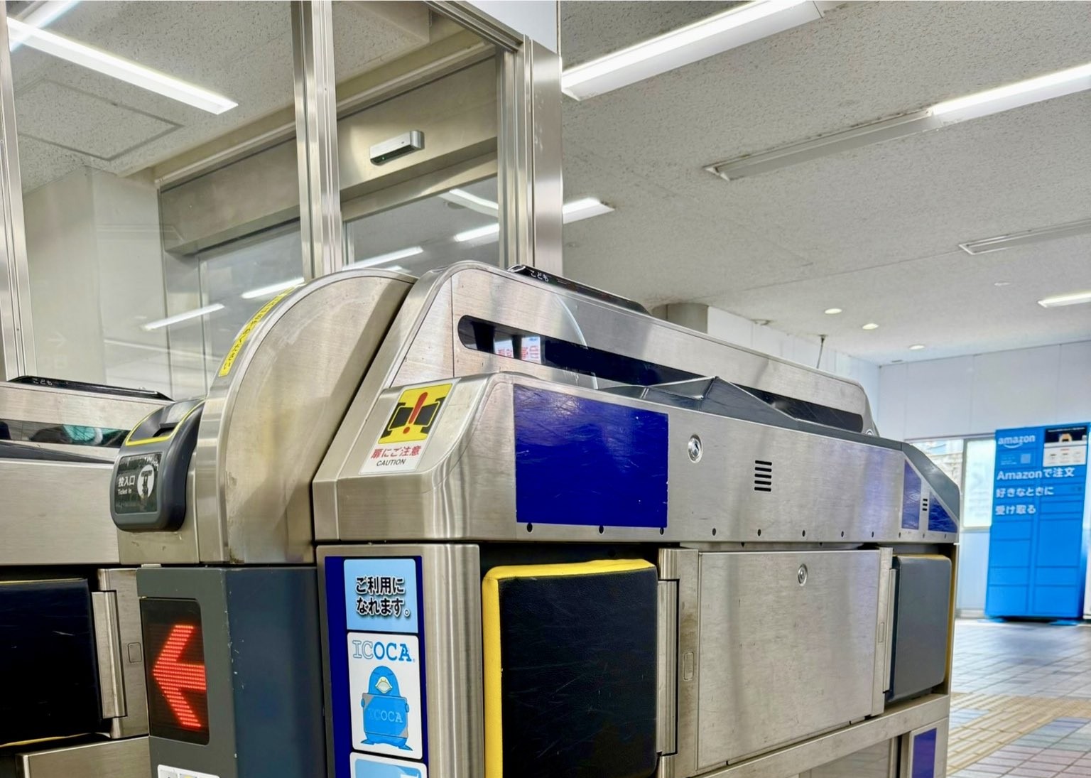 普通に通りすぎそうな改札機→足元を見ると……　「えっ」“生息”していたまさかのものに仰天「こんなんあるん？」（1/2） | 電車 ねとらぼ