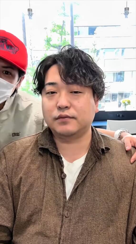 脱毛症に悩む男性が美容院で大変身